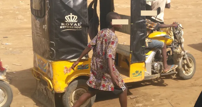 reportage-transport-ils-defient-la-mort-et-jouent-avec-la-vie-des-passagers-dans-lunivers-des-adolescents-conducteurs-de-saloni-de-yopougon