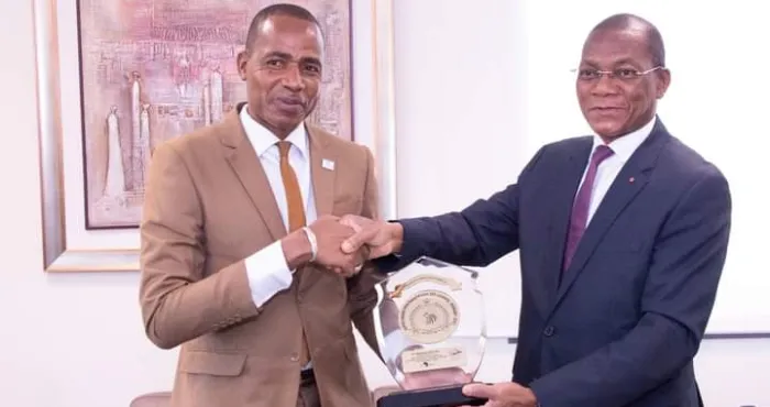 secteur-de-limmobilier-apres-sa-distinction-au-maroc-yamoussa-coulibaly-presente-son-trophee-au-ministre-bruno-kone