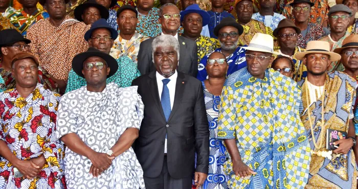 district-dabidjan-le-president-ouattara-offre-200-km-de-bitumes-aux-villages-atchan