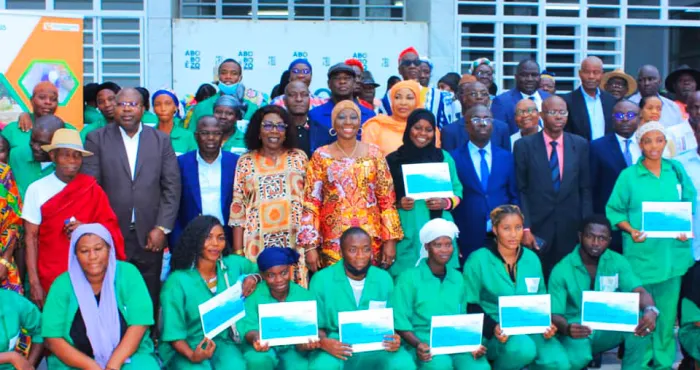 abobo-apres-six-mois-dactivites-100-jeunes-recoivent-des-cheques-pour-leur-installation