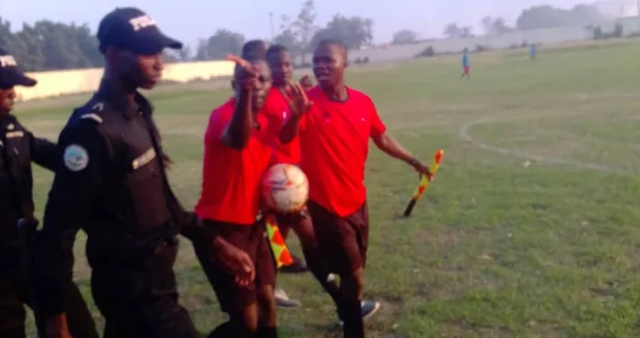 division-regionale-incidents-lors-du-match-caimans-fc-as-lianes-les-arbitres-aux-bancs-des-accuses
