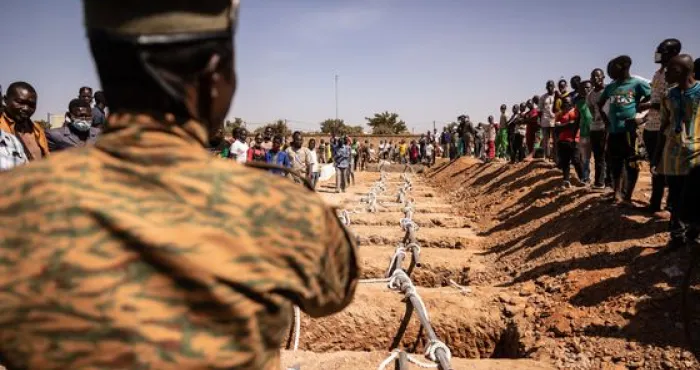 burkina-faso-une-soixantaine-de-personnes-tuees-par-des-hommes-en-tenue-de-larmee