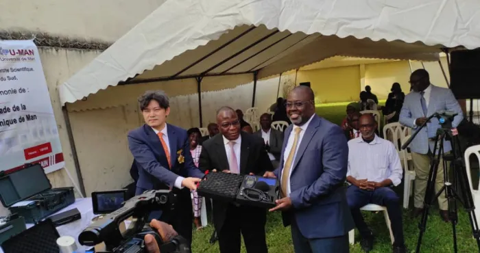enseignement-superieur-la-coree-du-sud-fait-dimportants-dons-de-materiels-scientifiques-a-lupm