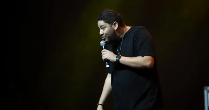 apres-deux-ans-dinterruption-due-a-la-covid-19-lhumoriste-oualas-a-reconquis-casa-et-rabat-avec-le-festival-panafricain-itinerant-afrique-du-rire