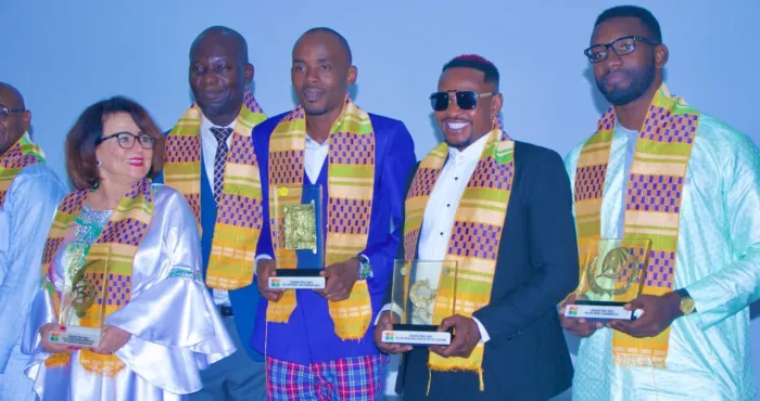 promotion-de-lexcellence-le-patron-de-arahamane-group-rafle-le-prix-de-la-meilleure-entreprise-du-secteur-des-transport