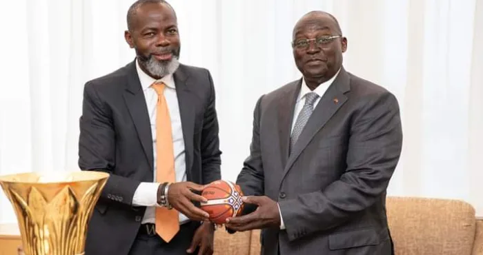 le-vice-president-de-la-republique-de-cote-divoire-a-recu-le-trophee-de-la-coupe-du-monde