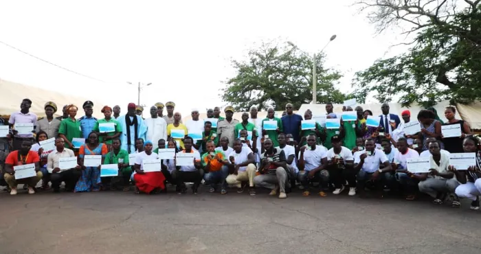 insertion-professionnelle-des-attestations-de-fin-de-formation-des-permis-de-conduire-et-des-cheques-remis-a-552-jeunes-de-korhogo-et-de-sinematiali