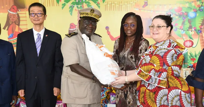 journee-internationale-de-lenfance-la-premiere-dame-de-chine-offre-des-dons-dune-valeur-de-3-millions-f-cfa-a-la-case-des-enfants