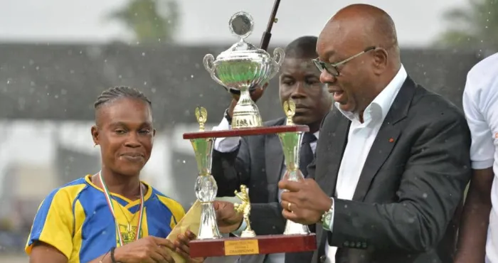 football-feminin-ligue-2-championne-teco-fc-a-recu-son-trophee-et-ses-medailles