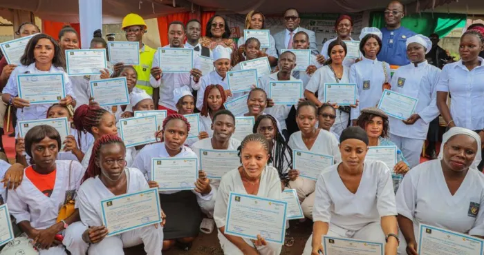 insertion-formation-professionnelle-dans-la-region-du-cavally-387-jeunes-recoivent-des-cheques-et-des-attestations-de-formation