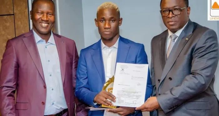 elu-meilleur-joueur-de-la-saison-le-maire-de-touba-doumbia-adama-offre-un-terrain-a-ouattara-brahima