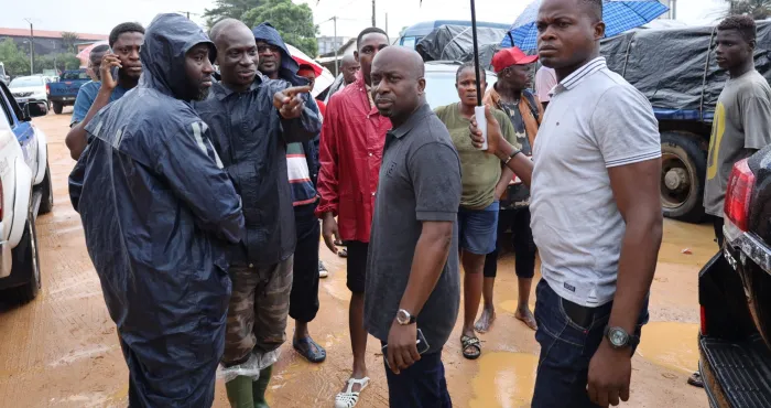 inondations-a-grand-bassam-le-maire-jean-louis-moulot-aux-cotes-des-populations