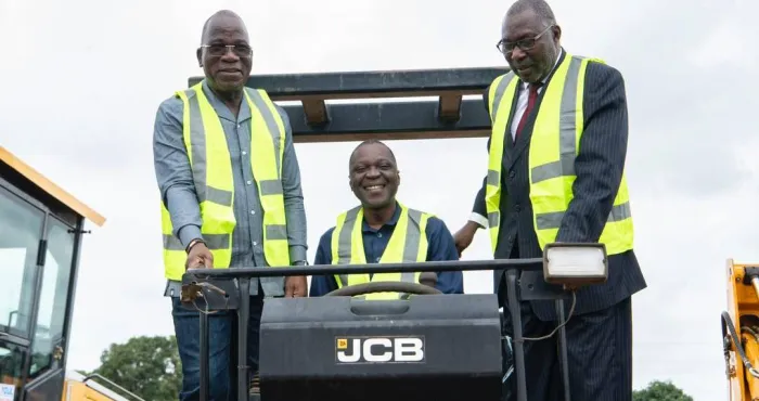 programme-dentretien-routier-2023-2025-le-ministre-amadou-kone-lance-les-travaux-de-reprofilage-de-3000-km-dans-le-gbeke