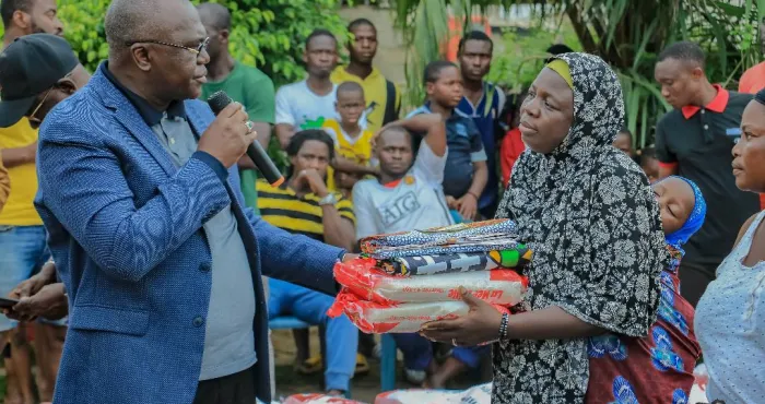 port-bouet-solidarite-exemplaire-dons-de-vivres-et-de-pagnes-dibrahim-konate-aux-sinistrees-de-vridi-plage