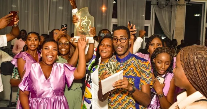 finale-de-la-32e-edition-de-ocean-culture-la-chorale-saint-raphael-archange-de-saint-jean-marie-vianney-de-vridi-cite-part-avec-le-trophee