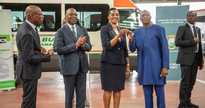 amelioration-de-la-securite-routiere-amadou-kone-remet-25-nouveaux-mini-bus-neufs-aux-transporteurs