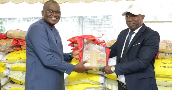 rhdp-port-bouet-ibrahim-konate-offre-10-tonnes-de-vivre-aux-aux-populations