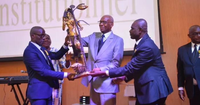 conseil-constitutionnel-le-personnel-rend-hommage-a-kone-mamadou