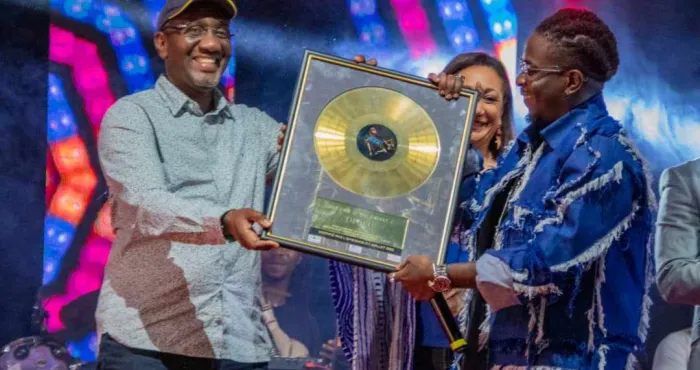 yabongo-lova-roseline-layo-luckson-padaud-sery-simplice-didi-b-que-valent-au-juste-ces-disques-dor-a-livoirienne