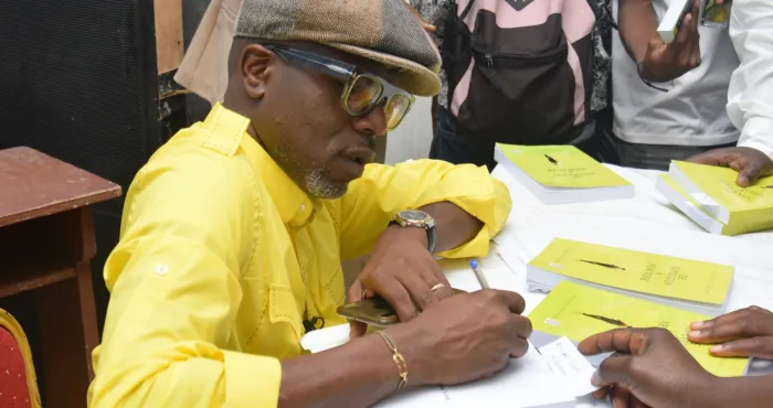 litterature-dedicace-de-livre-de-yopougon-a-new-york-le-parcours-inspirant-de-martial-asseme
