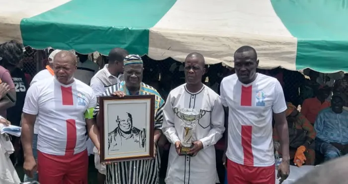 football-ivoirien-la-generation-97-rend-hommage-a-kae-oulai-et-fait-des-dons-a-la-maca