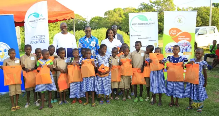 rentree-scolaire-a-ponvogo-la-fondation-tchepe-fait-don-de-nombreux-kits-a-lecole-primaire