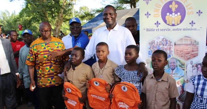 tiassale-education-alpha-sanogo-offre-5000-kits-scolaires-aux-ecoliers
