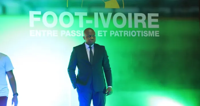 dedicace-de-livre-foot-ivoire-entre-passion-et-patriotisme-dr-konadje-met-sa-plume-sur-le-tapis-vert