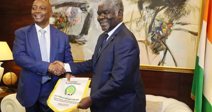 football-le-premier-ministre-beugre-mambe-reconnaissant-a-la-caf-pour-le-awards-2023-remis-au-president-alassane-ouattara