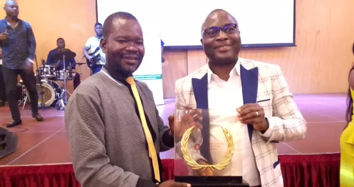 remise-des-distinctions-du-repprelci-joel-dally-de-lavenir-ci-remporte-le-prix-ips-cgrae-du-meilleur-journaliste-web