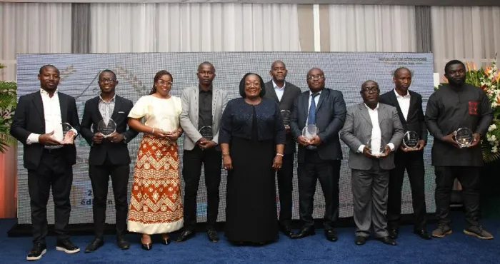 distinction-la-ministre-anne-desiree-ouloto-celebre-les-meilleurs-agents-de-la-fonction-publique