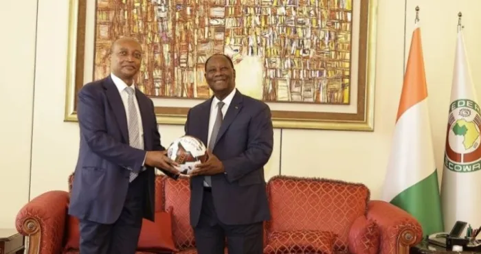 caf-awards-prix-special-dexcellence-la-caf-honore-le-president-alassane-ouattara