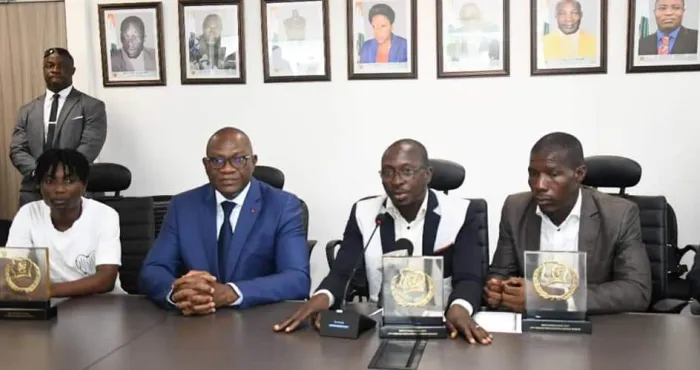 prix-national-de-lexellence-2023-classes-2eme-les-laureats-ont-recu-leurs-prix-des-mains-du-ministre-delegue-adje-silas-metch