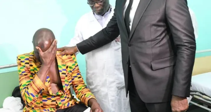 accident-des-journalistes-le-ministre-adje-silas-metch-au-chevet-des-blesses