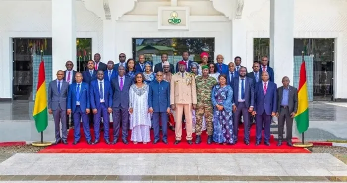 guinee-mamadi-doumbouya-dissout-son-gouvernement