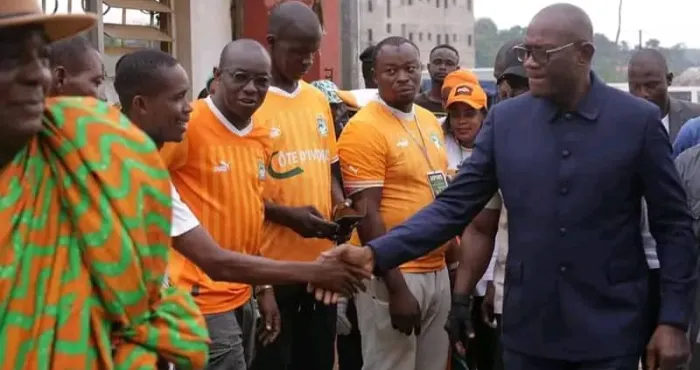 dabou-apres-la-victoire-des-elephants-le-ministre-adje-silas-metch-accueilli-par-ses-parents-dans-le-ferveur