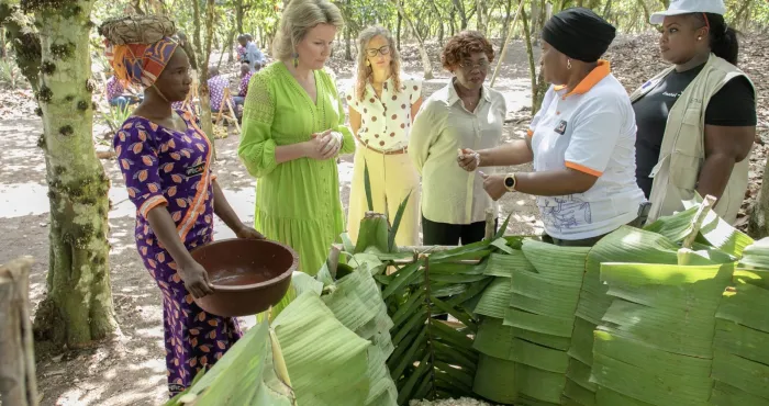 cacao-durable-la-reine-mathilde-de-la-belgique-dans-la-peau-du-paysan