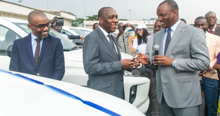 mise-en-oeuvre-des-projets-de-formation-professionnelle-des-jeunes-mamadou-toure-remet-46-vehicules-aux-directeurs-regionaux-et-departementaux