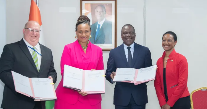 decongestion-du-port-dabidjan-amadou-kone-et-lustda-ntelx-signent-un-contrat-portant-elaboration-dun-systeme-dinformation-et-de-programmation-des-mouvements-des-gros-camions