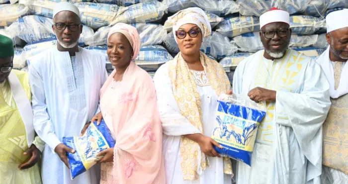 ramadan-la-premiere-dame-offre-des-vivres-dune-valeur-de-130-millions-f-cfa-a-la-communaute-musulmane