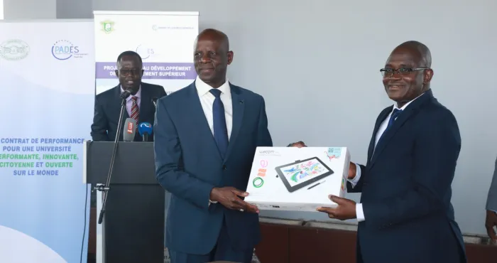 universite-de-cocody-du-materiel-informatique-et-de-laboratoire-remis-par-le-bcp-emploi