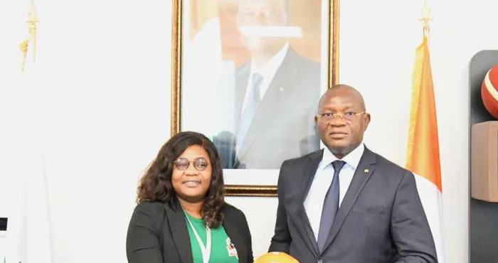 dodgeball-yao-marie-josiane-a-presente-la-medaille-dor-au-ministre-metch-adje