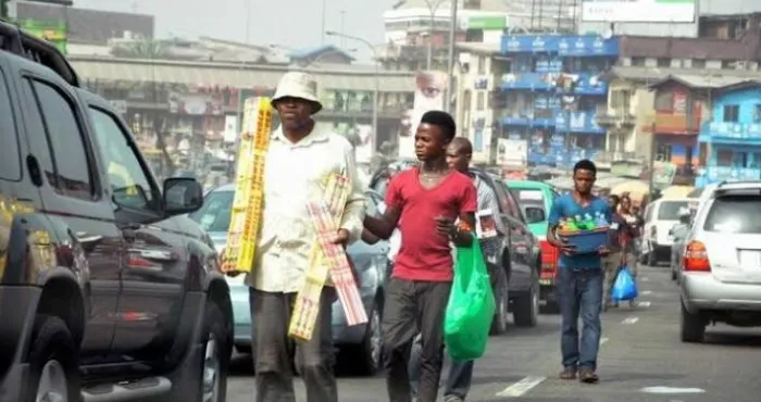 assainissement-du-district-dabidjan-cisse-bacongo-declare-la-guerre-aux-commercants-ambulants-et-mendiants
