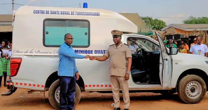 torossanguehi-kra-kouame-kouman-fait-don-dune-ambulance-au-nom-de-dominique-ouattara