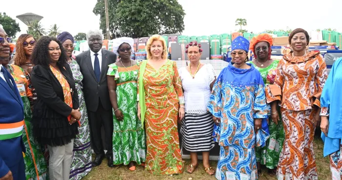 journee-internationale-de-la-femme-la-premiere-dame-offre-300-millions-aux-femmes-de-songon