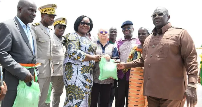 distribution-de-kits-agricoles-aux-producteurs-du-cavally-adjoumani-depuis-guiglo-cet-appui-du-president-alassane-ouattara-a-pour-but-de-soutenir-les-paysans