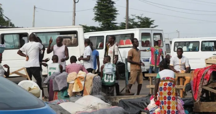 bingerville-sous-une-forte-pluie-des-chauffeurs-de-gbaka-et-apprentis-abandonnent-leurs-passagers-et-fuient-avec-leurs-monnaies