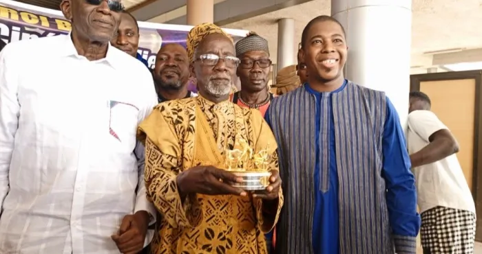 mali-un-cineaste-se-fait-voler-son-trophee