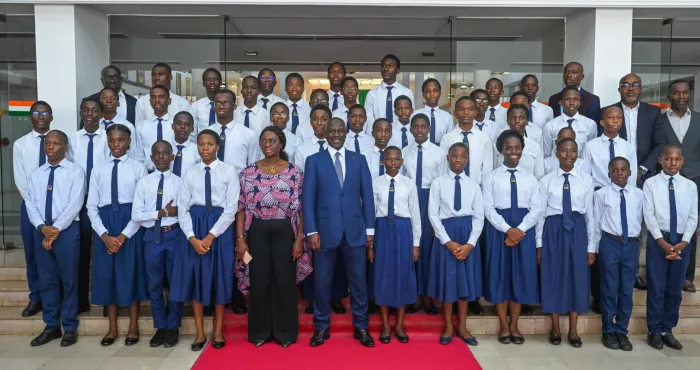 lycee-dexcellence-alassane-ouattara-adama-bictogo-fait-decouvrir-lhemicycle-aux-meilleurs-eleves