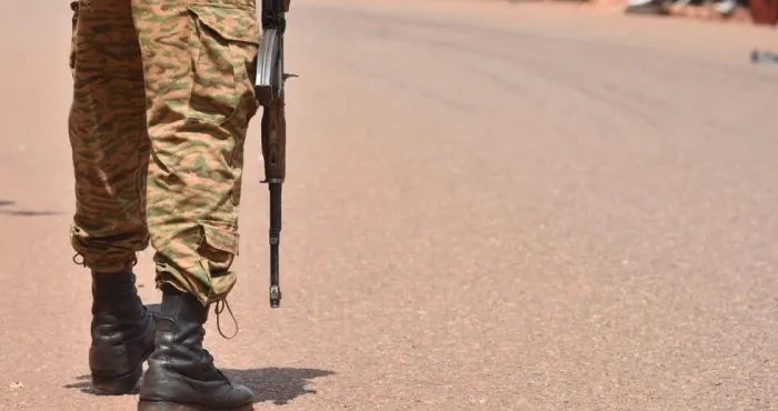 burkina-faso-des-videos-montrant-des-hommes-en-tenue-militaire-commettant-des-violences
